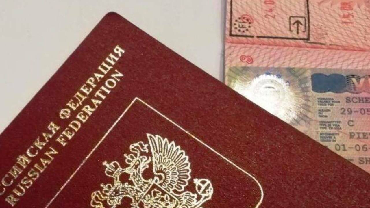 Совфед одобрил закон об изъятии загранпаспортов у россиян, которым ограничен выезд из страны