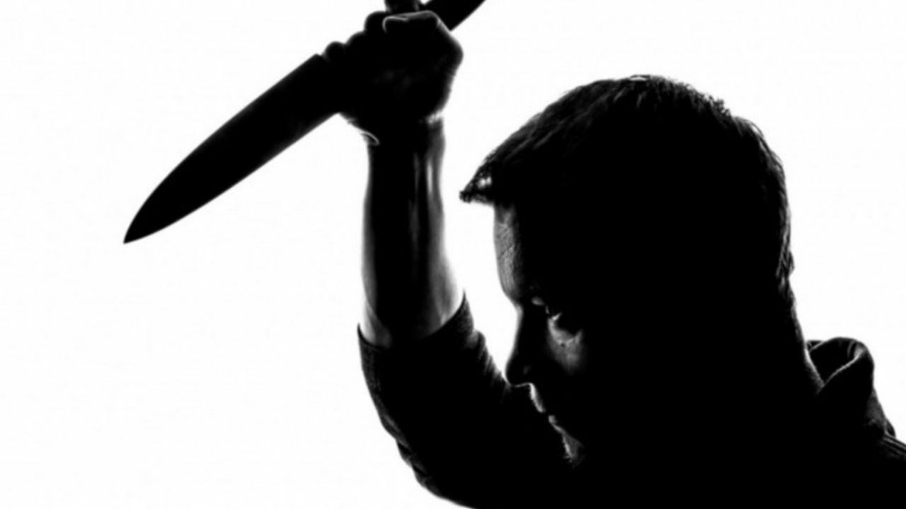 Напавший на прохожих на остановке с ножом петербуржец страдает психическим расстройством