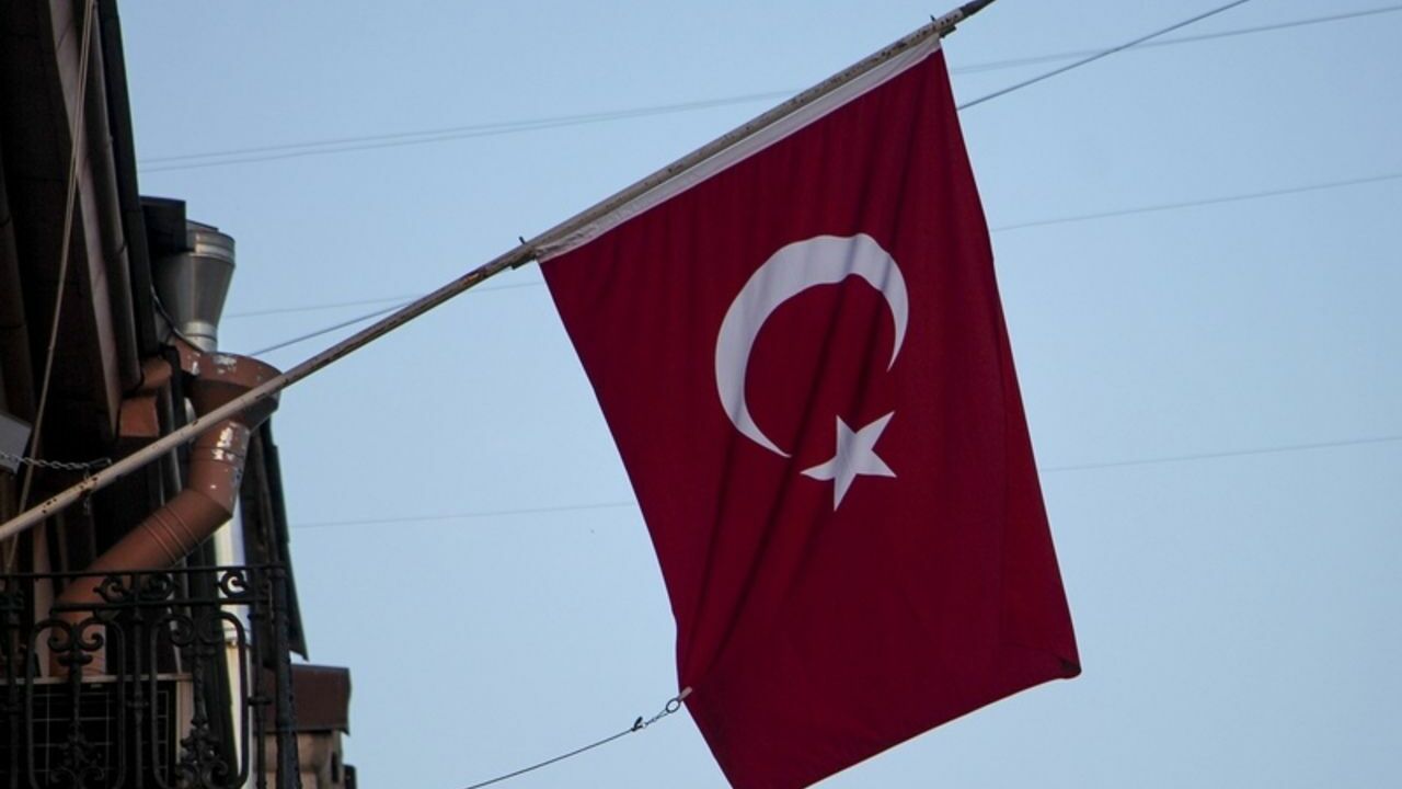В Турции после сильных землетрясений объявлен самый высокий уровень тревоги