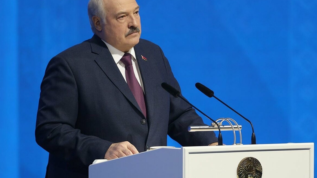 Лукашенко впервые после сообщений о болезни появился на публике