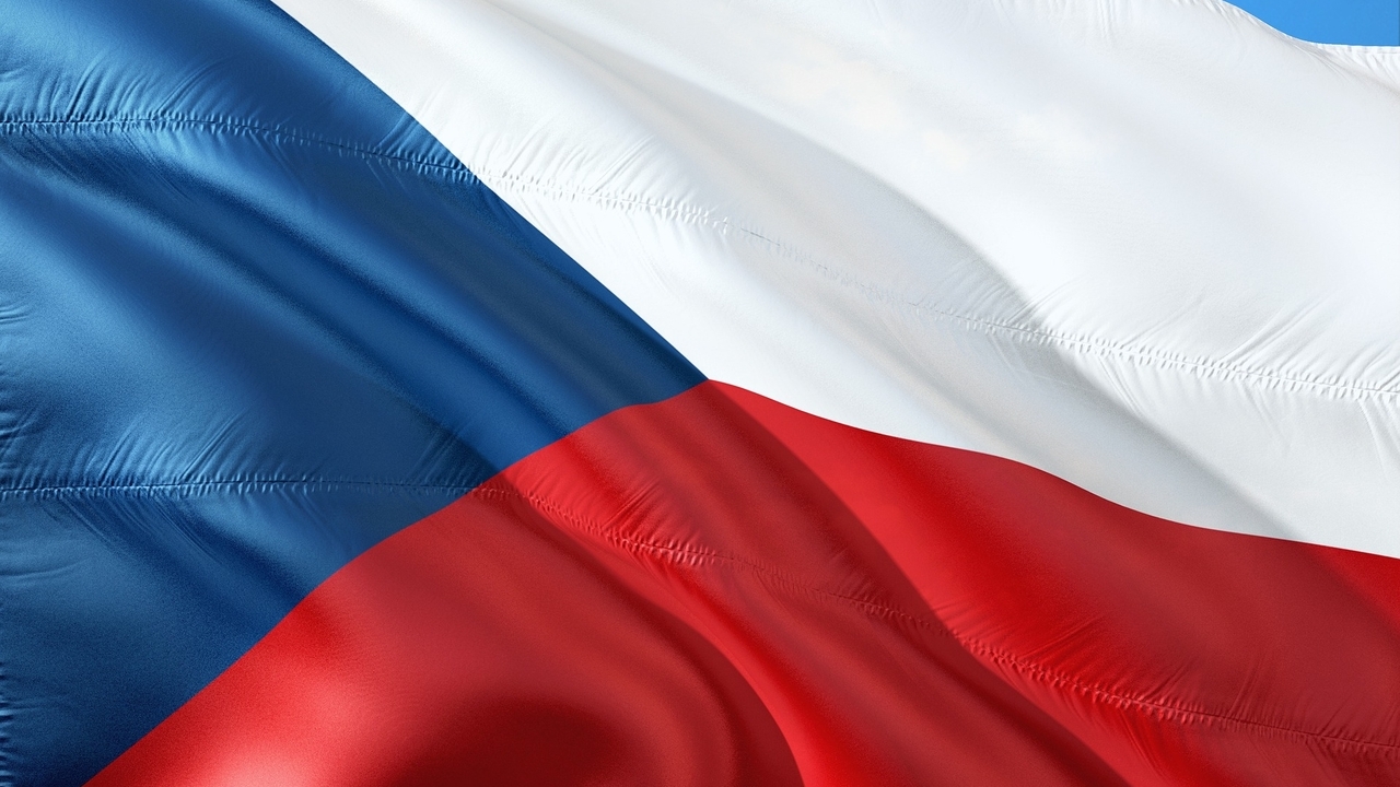 Чехия продлила на год запрет на выдачу виз гражданам России и Белоруссии